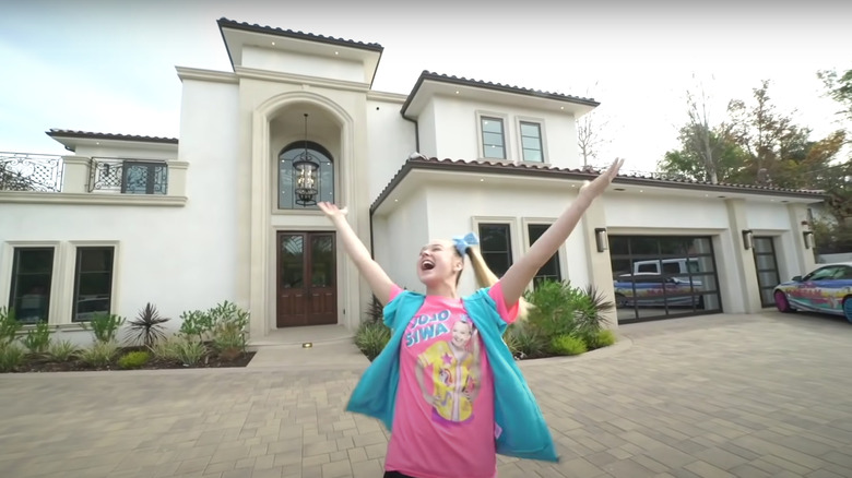 jojo siwa in front of house