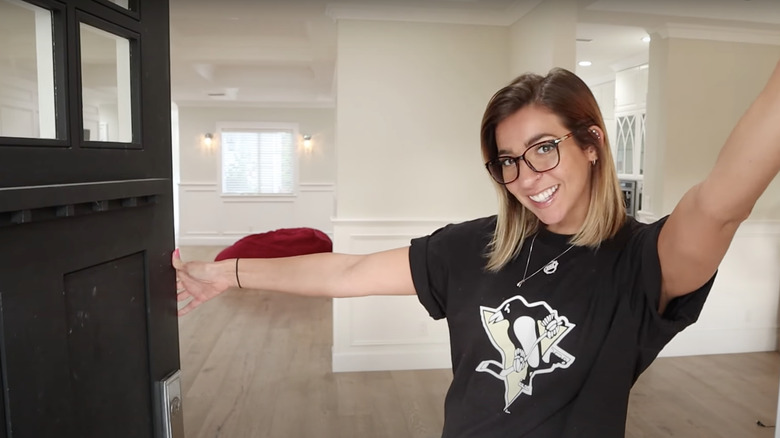 gabbie hanna in home