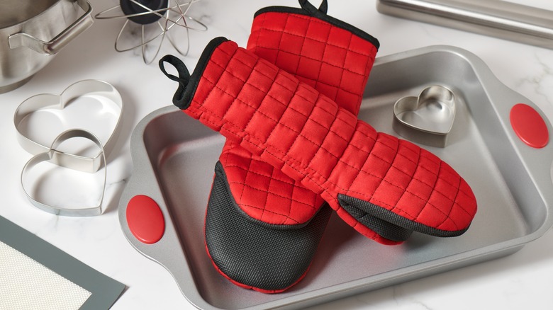 Stylish and Functional Heat Resistant Oven Mitts and Pot Holders