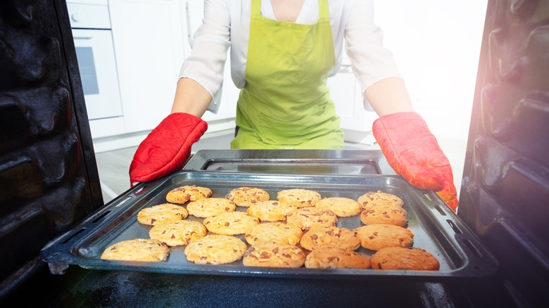 Removing cookies with oven mitts 